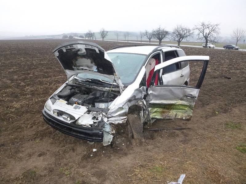 U Podolí se srazily dvě řidičky. Jednu z nich z auta vystříhávali hasiči.