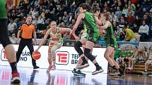 Basketbalistky Žabiny Brno (v zelených dresech) uspěly v půlce ledna na palubovce KP TANY Brno (v bílém) a vyhrály 82:71.