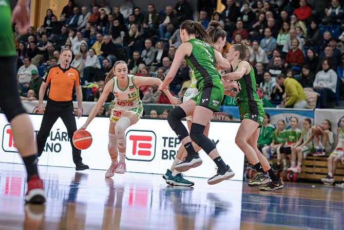 Basketbalistky Žabiny Brno (v zelených dresech) uspěly v půlce ledna na palubovce KP TANY Brno (v bílém) a vyhrály 82:71.