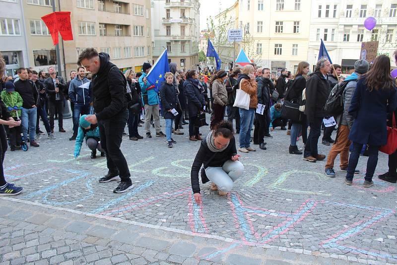 Více než dva tisíce lidí se sešly v pondělí večer na brněnském Dominikánském náměstí na shromáždění Za nezávislou justici. Účastníci protestu požadovali odstoupení nově jmenované ministryně spravedlnosti Marie Benešové.