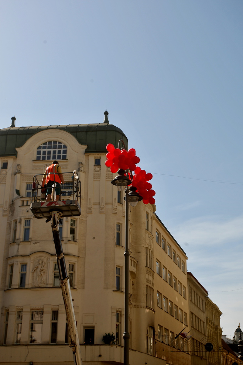 Centrum Brna zdobí červené balonky. Značí místa festivalu Serial Killer -  Brněnský deník