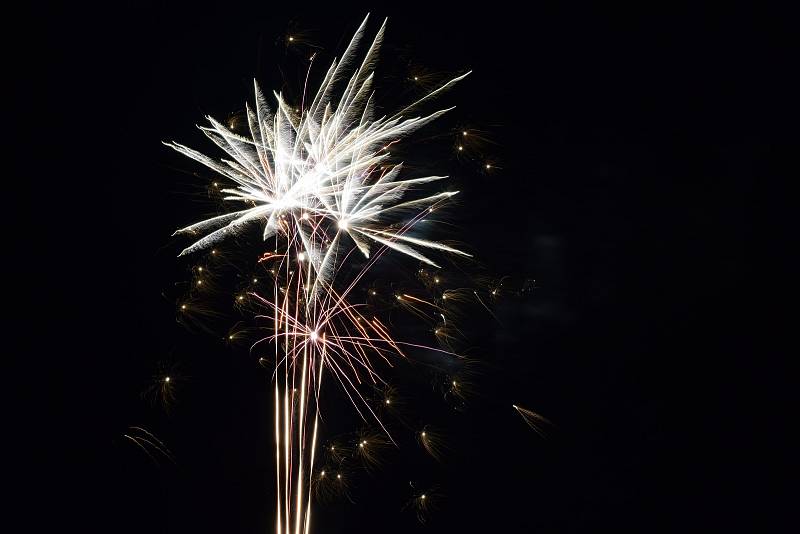 Desítky rodičů s dětmi se přišly podívat na silvestrovský ohňostroj.