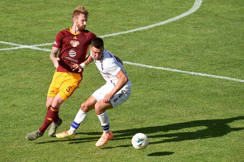 4.7.2020 - domácí SK Líšeň v bílém (Martin Zikl) proti FK Dukla Praha (Jiří Piroch)