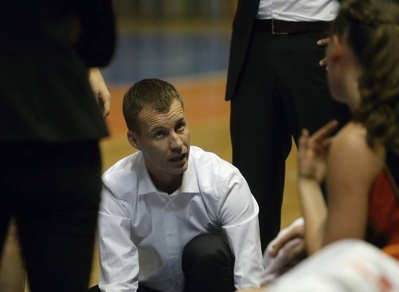 Až na prvních deset minut zápasu nenechaly basketbalistky Valosunu (ve světlém) nikoho na pochybách, kdo byl ve středečním zápase s Orange Bilzzards na palubovce haly ve Vodově ulici král. Domácí hráčky nad nizozemským soupeřem vyhrály vysoko 72:49.