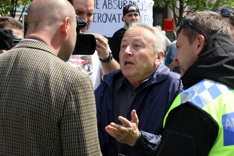 Prvomájový pochod příznivců extrémní pravice v Brně a jejich odpůrci organizovaní pod iniciativou Brno blokuje.