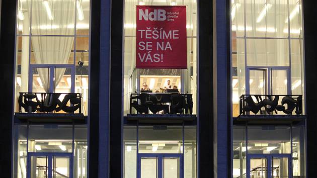 Fanfáry pro zdraví v podání členů orchestru NdBrass z balkónu Janáčkova divadla v Brně.