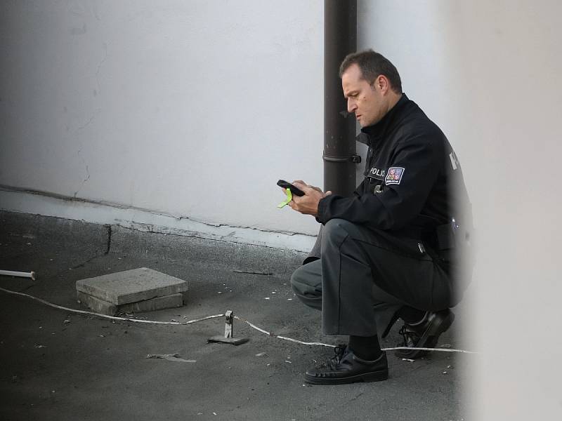 Podle plánů měli na střechu nádraží vylézt dva zkušení lezci a transparent tam pověsit. Jenže před začátkem už na střeše hlídkovali policisté. Střežili také vchody do nádraží. Situaci monitorovali od blízké pošty nebo z areálu Letmo.