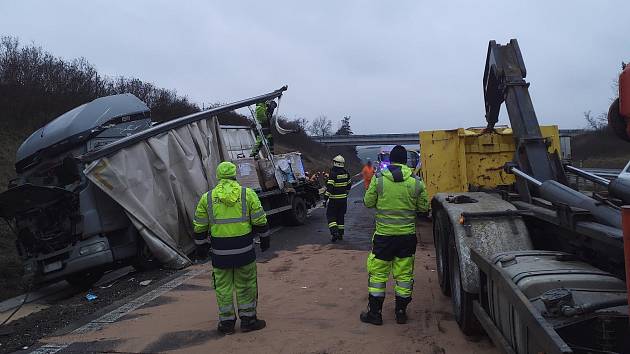 Odstraňování následků nehody dvou kamionů na dálnici D1 u Říčan.