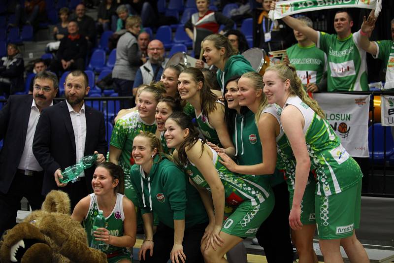 Před necelým rokem smutnily, soupeři se však pomstily. Královopolské basketbalistky (v zeleném) si v semifinále smlsly na Žabinách, které porazily 71:38 a postoupily do boje o zlato ve Final Four Českého poháru hrajícího se v Nymburku.