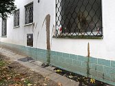 Muslimská modlitebna v Brně po řádění vandalů.