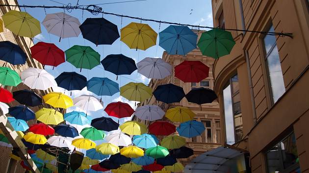 Brněnský deník | Barevné deštníky na měsíc ozdobí Brno | fotogalerie