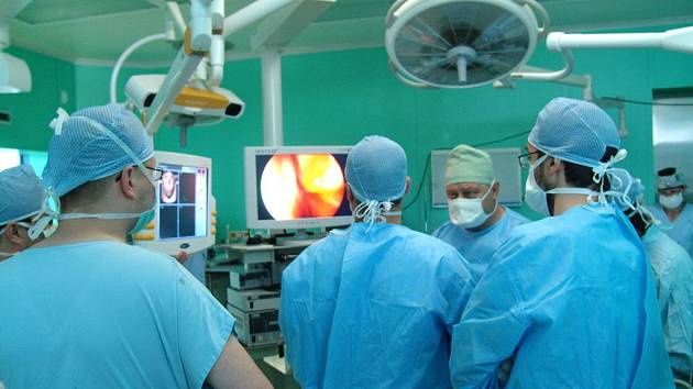 Lékaři se díky speciální sondě při operaci podívají na mozek pacienta zevnitř.