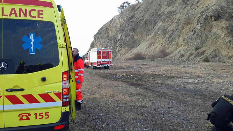 Vrtulník s leteckými záchranáři musel v sobotu před čtvrtou hodinou odpoledne vyrazit k mladému muži, který spadl ze skály v Brně. K lomu v Hádech kvůli tomu vyrazili i hasiči a policisté.