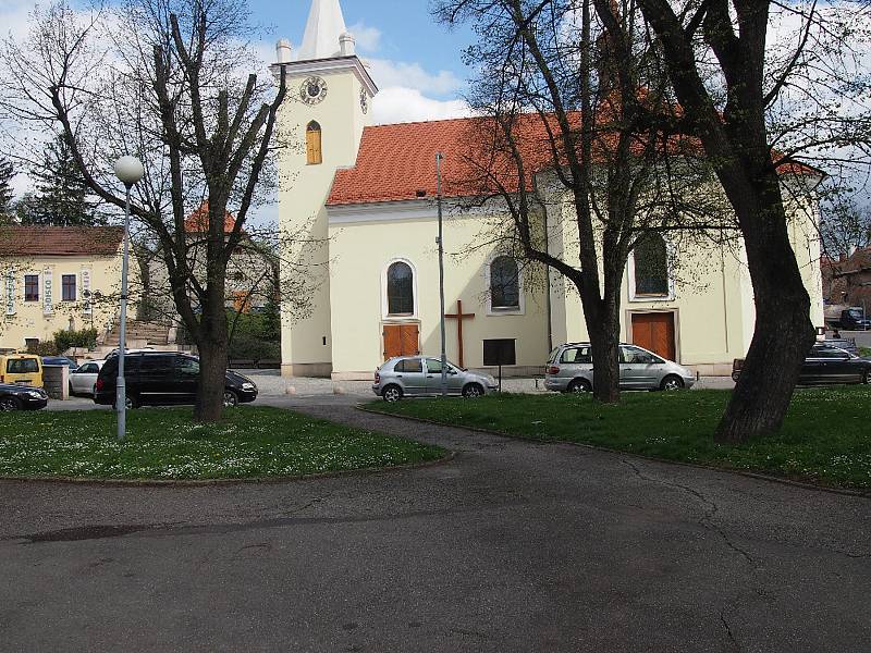 Palackého náměstí v brněnských Řečkovicích s kostelem svatého Vavřince.