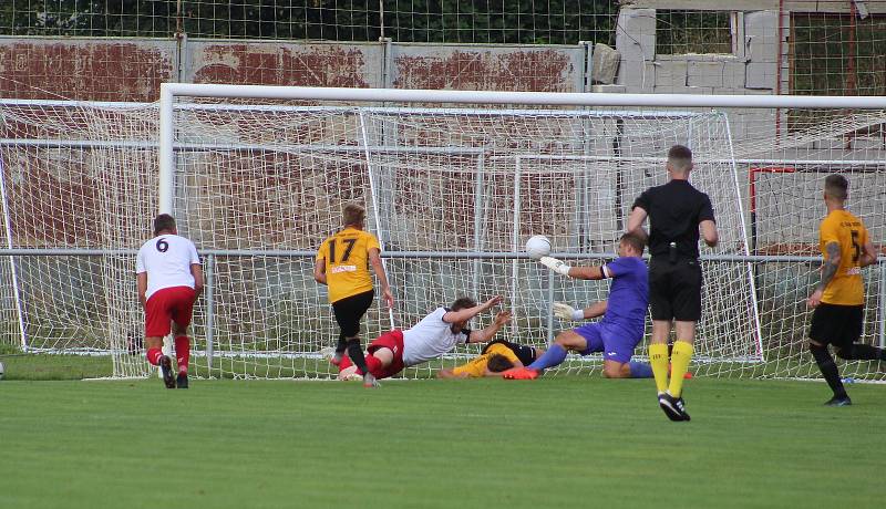 Fotbalisté Rosic (ve žlutém) porazili Frýdlant nad Ostravicí 5:1.