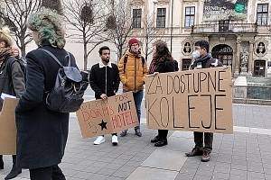 Demonstrace studentů Masarykovy univerzity proti zvyšujícím se cenám kolejného.