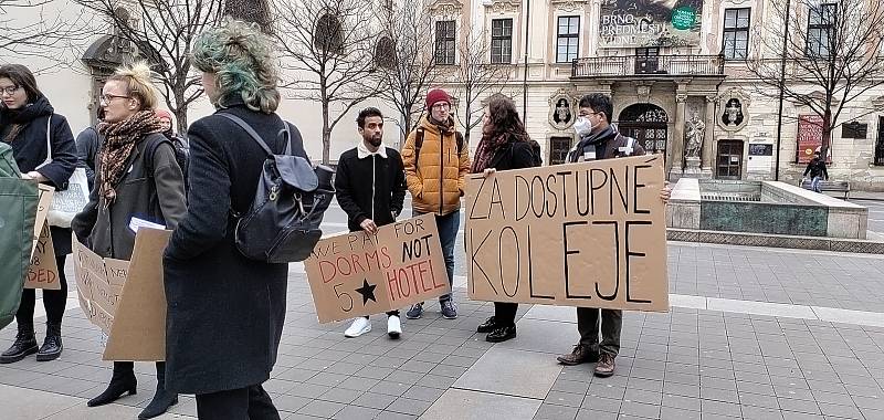 Demonstrace studentů Masarykovy univerzity proti zvyšujícím se cenám kolejného.