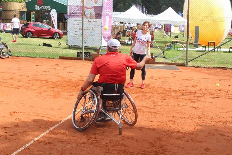 Návštěvníci festivalu si užili napínavou atmosféru rozehraného tenisového zápasu.