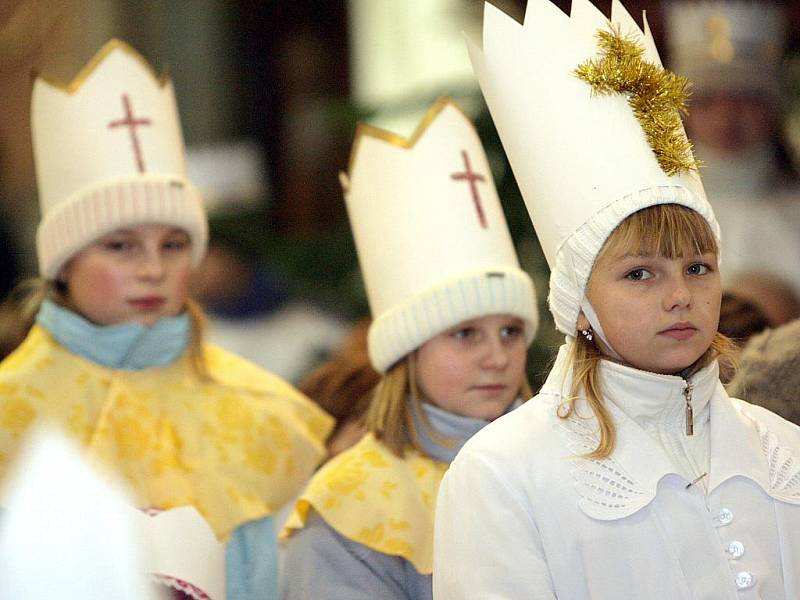 Brněnský biskup Vojtěch Cikrle v katedrále svatého Petra a Pavla při bohoslužbě požehnal koledníkům Tříkrálové sbírky.