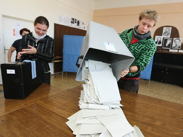 Hlasování do krajských voleb skončilo, ve dvě hodiny odpoledne se uzavřely volební místnosti a začalo sčítání hlasů.
