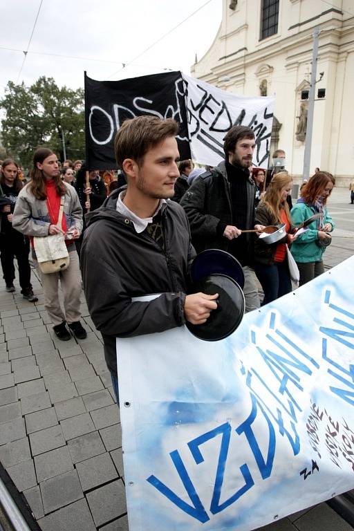 Studenti v ulicích Brna demonstrovali za lepší podmínky při studiu.