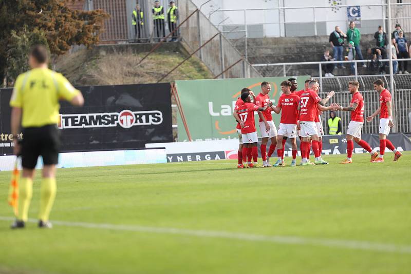 Fotbalisté Zbrojovky (v červeném) podlehli Jablonci 1:2.