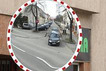 Zajistit lepší výhled řidičům při vyjíždění z vedlejších ulic do Charbulovy se rozhodli zastupitelé Černovic. Zrcadla nechali vyměnit za větší.