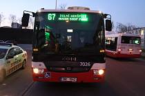 Autobus linky 67 v Brně ve středu kolem sedmé večer málem na křižovatce ulic Masná a Zvonařka sestřelila dodávka. Jen duchapřítomnosti řidiče autobusu nedošlo ke střetu a při kolizi byly lehce zraněny dvě ženy z autobusu, které při brzdění spadly.