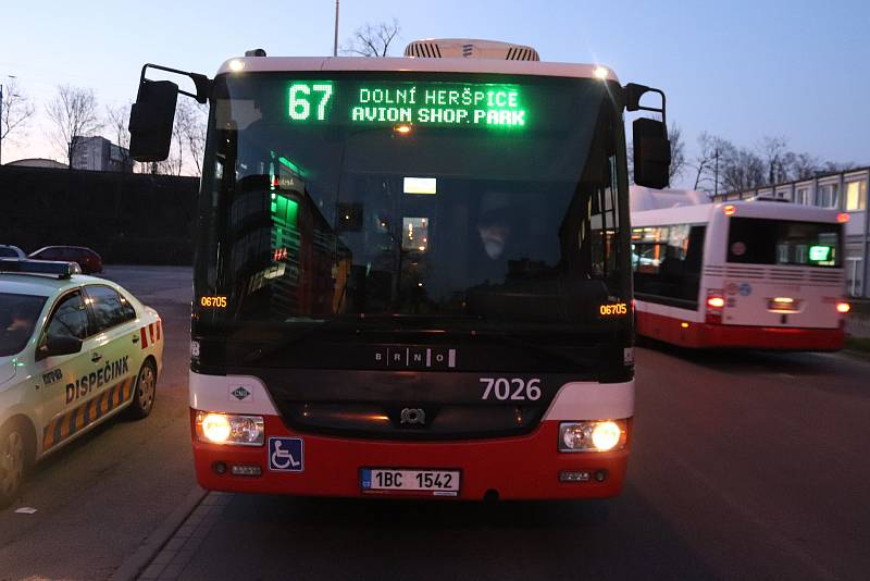 Autobus linky 67 v Brně ve středu kolem sedmé večer málem na křižovatce ulic Masná a Zvonařka sestřelila dodávka. Jen duchapřítomnosti řidiče autobusu nedošlo ke střetu a při kolizi byly lehce zraněny dvě ženy z autobusu, které při brzdění spadly.