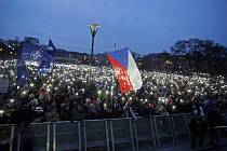 Jednou budem dál, znělo davem lidí, kteří přišli podpořit Petra Pavla v Brně. Symbolicky rozsvítili také své mobily.