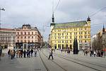 Brno 20.3.2020 - srovnání místa před a po zákazu pohybu bez zakrytých úst a nosu - náměstí Svobody