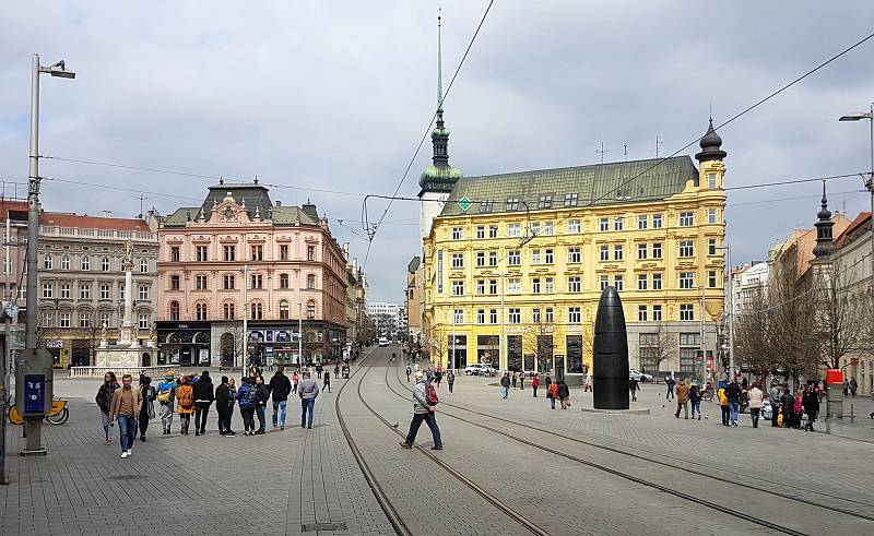 Brno 20.3.2020 - srovnání místa před a po zákazu pohybu bez zakrytých úst a nosu - náměstí Svobody