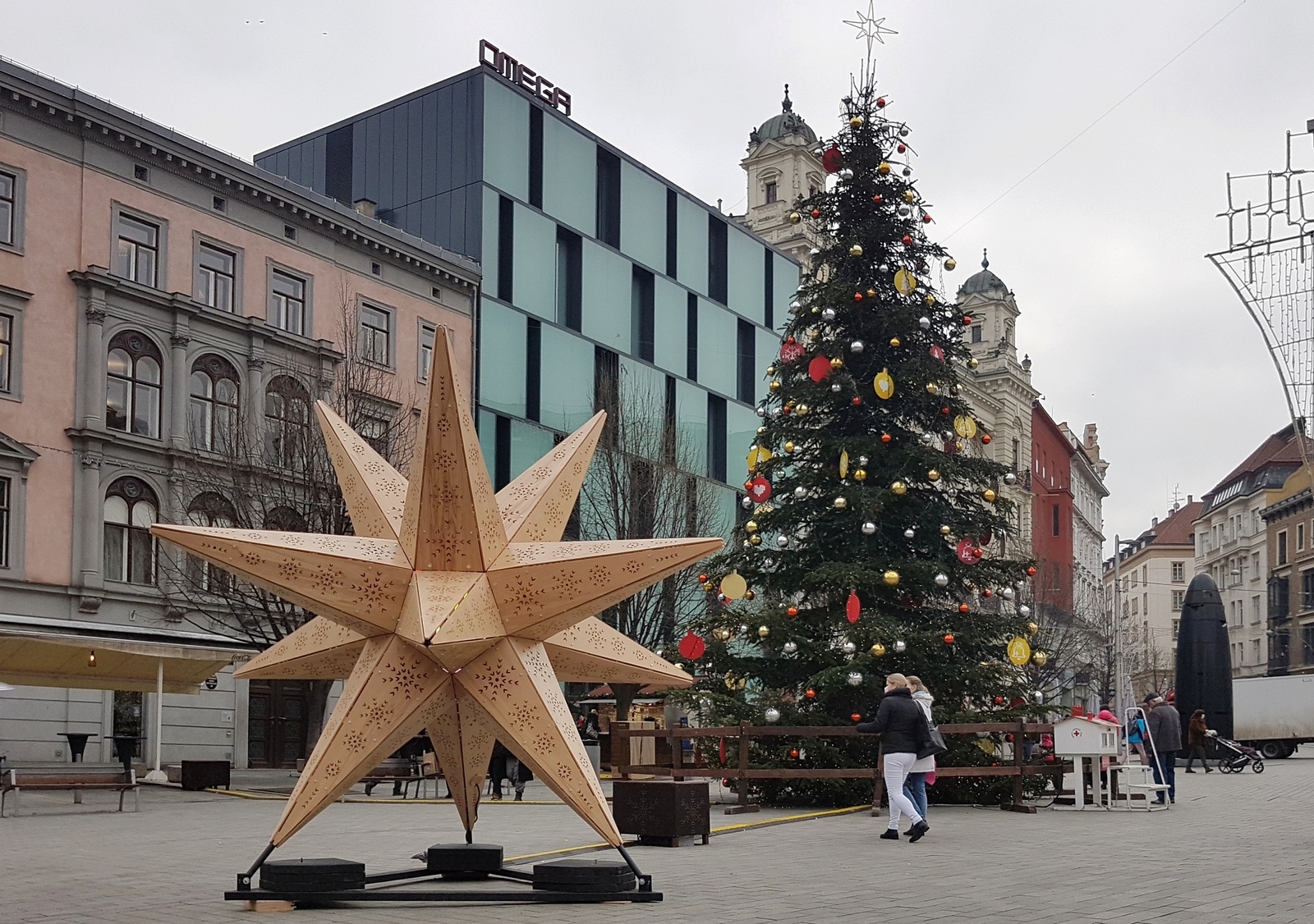 Fotogalerie: Třímetrová vánoční hvězda na náměstí Svobody v Brně - Brněnský  deník