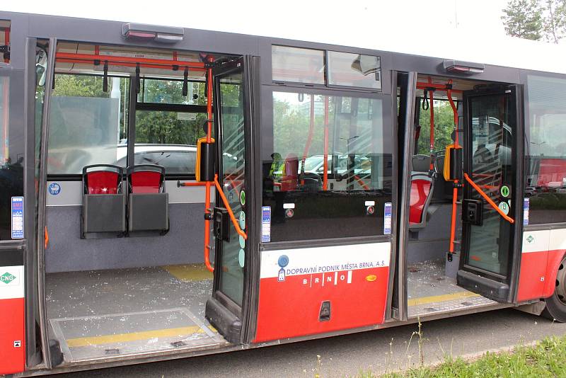 Osobní auto se srazilo v pátek odpoledne v brněnské Novolíšeňské ulici s autobusem. Zranili se čtyři lidé.