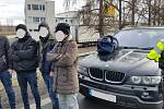 BMW honila v neděli slovenská i česká policie. Řidič převážel osm nelegálních migrantů z Iráku.