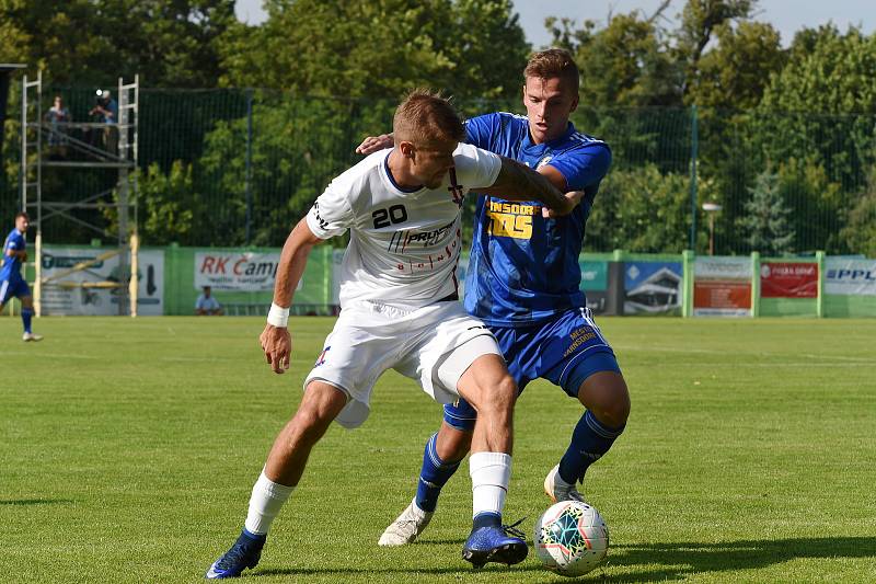 První kolo druhé ligy mezi domácí SK Líšeň (v bílém) a fotbalovým klubem z Varnsdorfu.