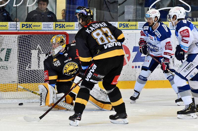 Domácí HC Kometa Brno v bílém proti HC Litvínov (Michael Petrásek).