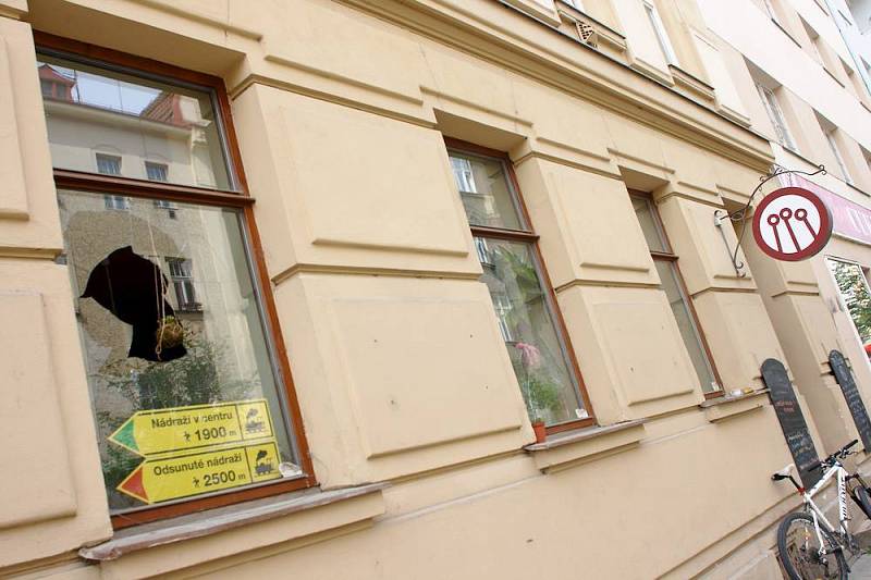 Brněnské kavárně Tři ocásci někdo rozbil dvě okna. Zastrašování a útokům čelil podnik už loni, když veřejně vyjádřil solidaritu s uprchlíky.  