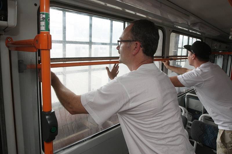 Brněnský dopravní podnik lepí na skla tramvají speciální fólie. Mají je ochránit před vandaly.