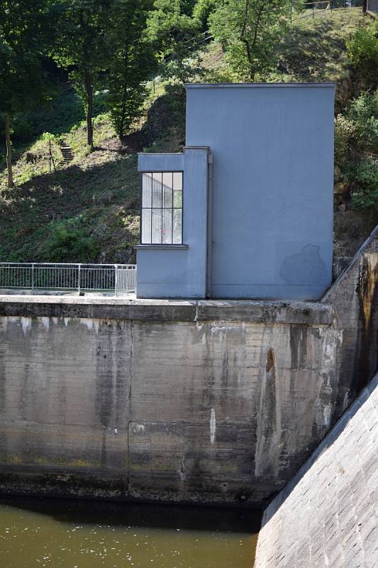 Hráz Brněnské přehrady drží vodu, kterou využívají lidé ke koupání a energetici k výrobě elektřiny.