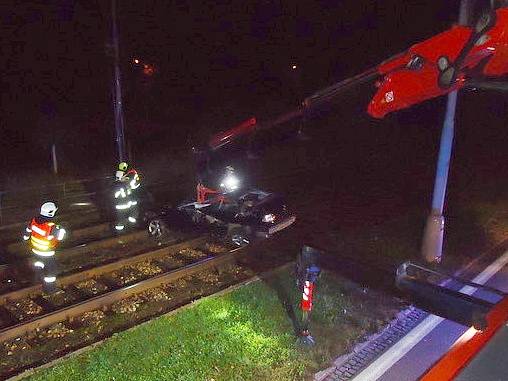 K neobvyklému vozidlu v kolejišti museli vyjíždět krátce před půlnocí v noci na pondělí brněnští hasiči. V Žabovřeské ulici pomáhali řidiči, který po nehodě skončil i s autem na tramvajové trati. 