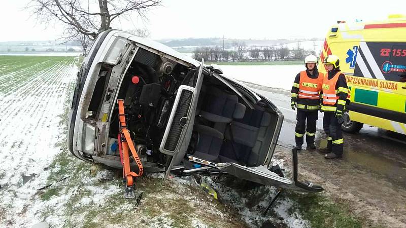 U obce Hostěradice na Znojemsku vyprostili hasiči jednoho člověka z havarovaného vozidla. Felicii zajistili a provedli protipožární opatření.