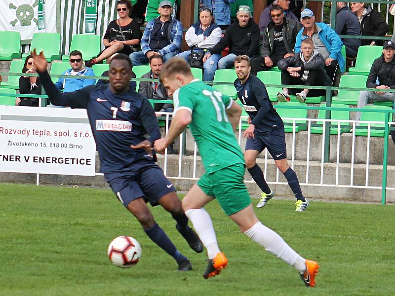 V utkání 22. kola fotbalové divize D prohrála Dosta Bystrc-Kníničky (zelené dresy) s FK Blansko 0:7.