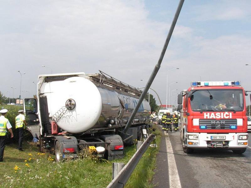 Na sjezdu z dálnice D1 na dálnici D2 se převrátil kamion.