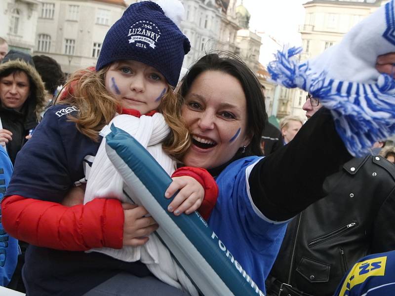  Tisíce fanoušků se znovu sešly před velkoplošnými obrazovkami na brněnském Zelném trhu, aby fandily Kometě ve třetím zápase finálové série hokejové extraligy proti Bílým Tygrům z Liberce.