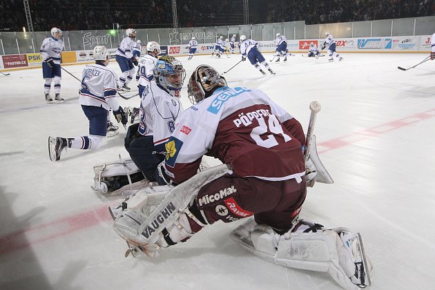 Momentka ze zápasu v rámci hokejových her mezi Kometou a Spartou.