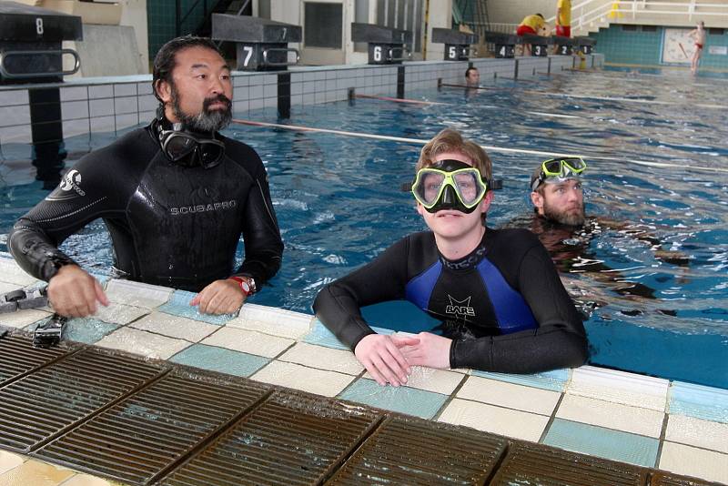 Redaktorka Deníku Rovnost Věra Sychrová (vpravo) si zkusila kurz freedivingu, tedy potápění na jeden nádech bez výstroje.