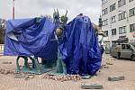 Brněnské Mendlovo náměstí už zdobí socha s názvem Hrachovina. Vznikla u příležitosti oslav dvoustých narozenin vědce Gregora Johanna Mendela, dělníci však zatím bojují s nerovným podložím.