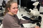 Osmnáctiletá Adriena Jedličková patří mezi nadané studenty z jižní Moravy. Zkoumá vliv malých škodlivých částic olova na lidské zdraví.