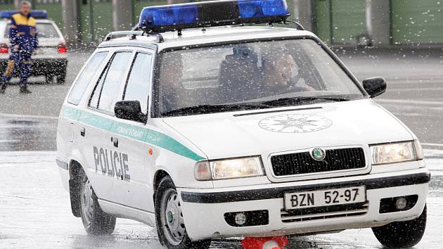 Policisté zkoušeli, co dělá auto na mokru.